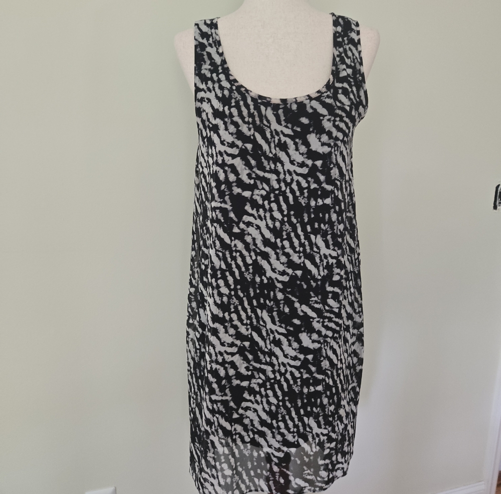 Mika & Gala Sleeveless Black and White Patterned Shift Dress